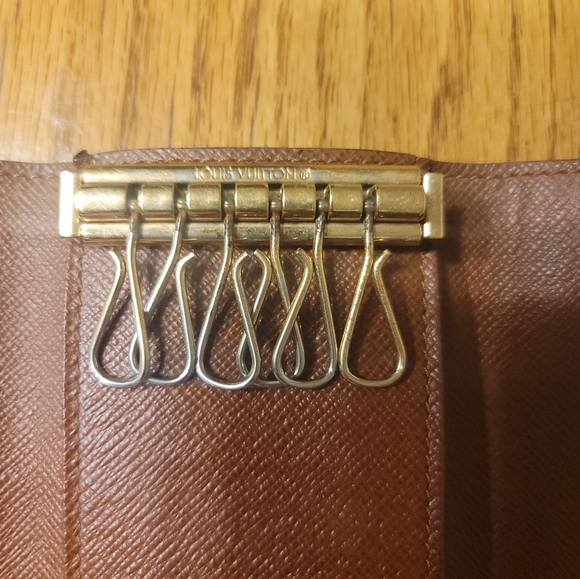 Louis Vuitton Monogram 6 Ring Key Holder - Picture 3 of 9